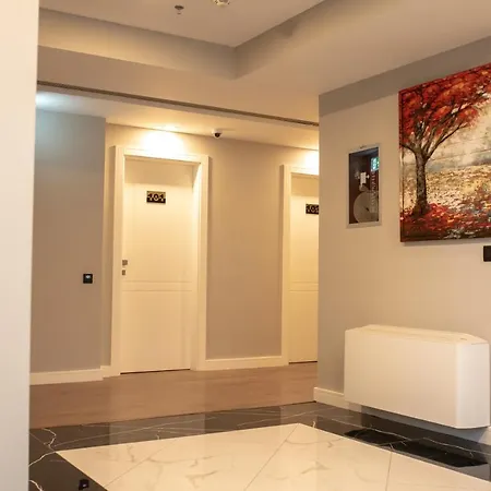 Royal East Отель