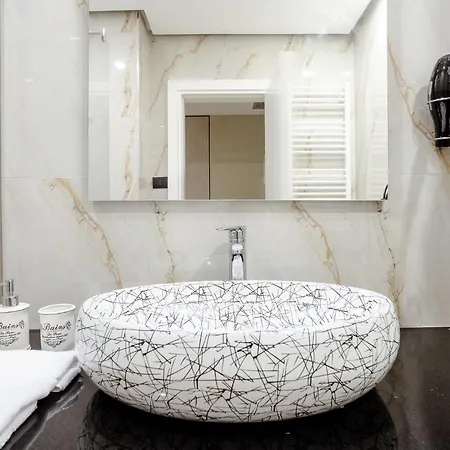 Royal East Mjull-Bathore