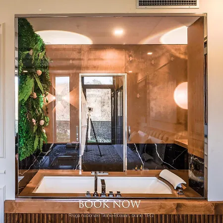 Royal East Отель