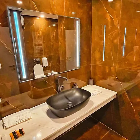 Royal East Отель