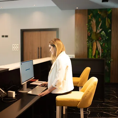 Отель Royal East 4*